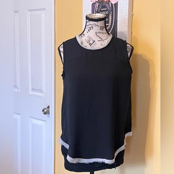 Who What Wear Black Top with White Trim - Picture 9 of 11